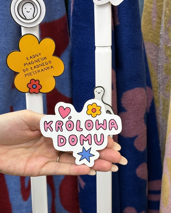 Drewniany magnes na lodówkę - królowa domu 2 Drewniany magnes na lodówkę - królowa domu - obrazek 2