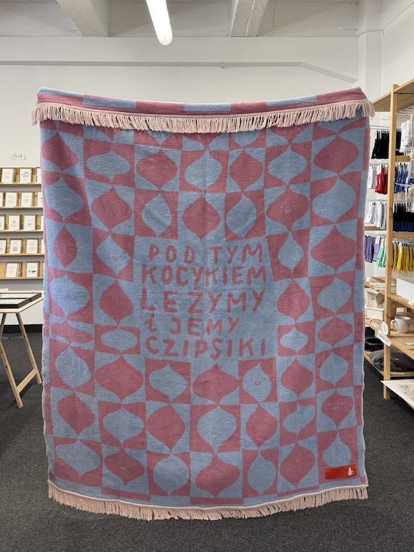 Koc 94% bawełna - Pod tym kocykiem leżymy i jemy czipsiki 2 Koc 94% bawełna - Pod tym kocykiem leżymy i jemy czipsiki - obrazek 2