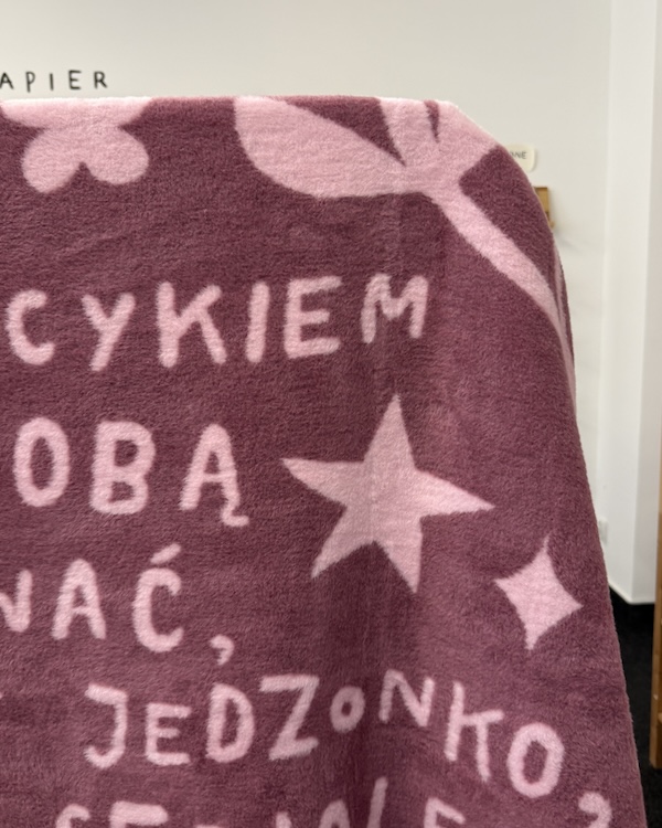 Koc 94% bawełna - Pod tym kocykiem chcę z Tobą leżakować... 3 Koc 94% bawełna - Pod tym kocykiem chcę z Tobą leżakować... - obrazek 3